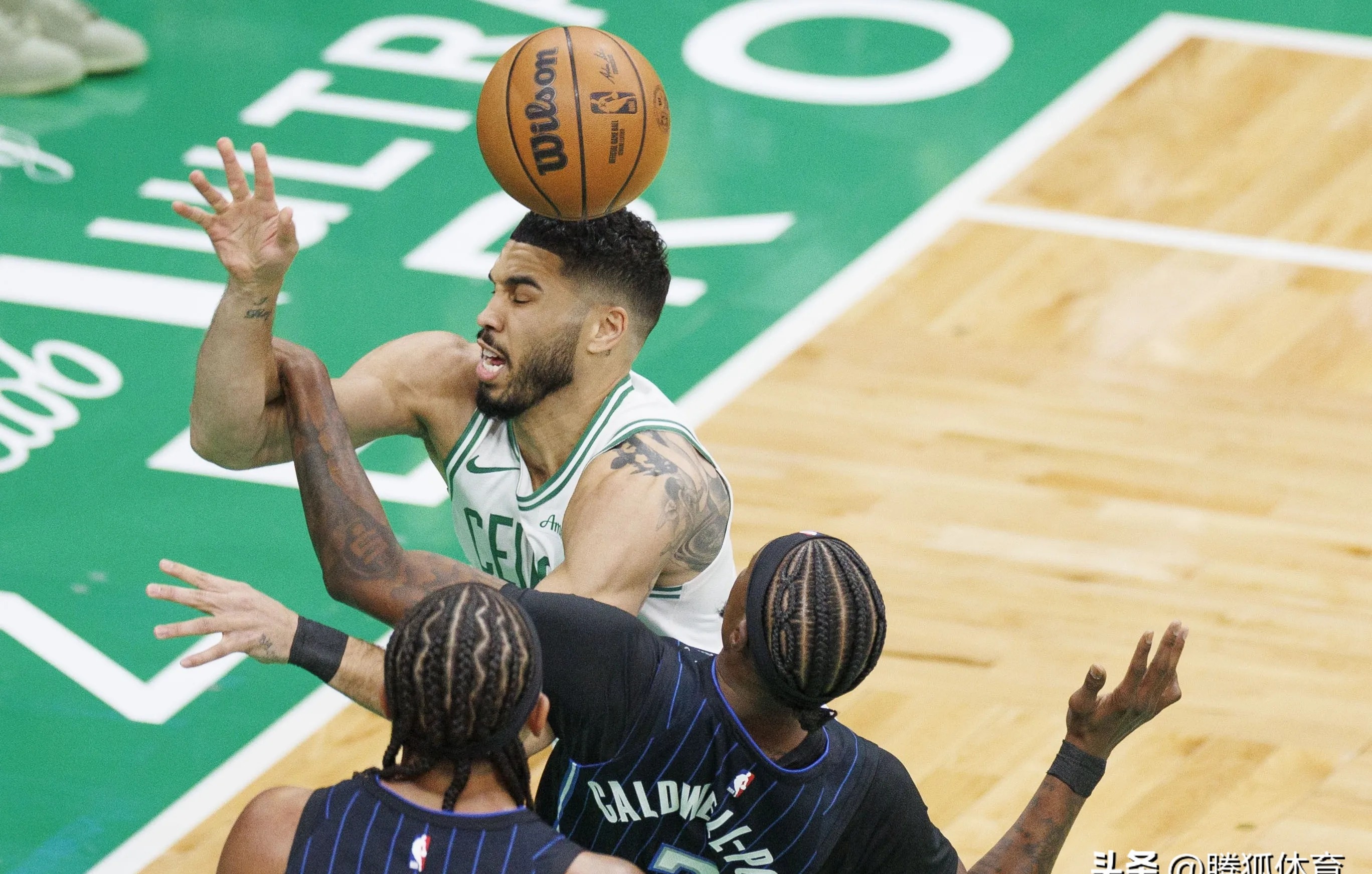 九游体育登录入口塔图姆在快船比赛中险胜，出色发挥引发热议！(塔图姆集锦)